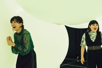 チームラボ プラネッツ TOKYO DMM.comを体験する水川あさみ（左）とブルゾンちえみ（右）。