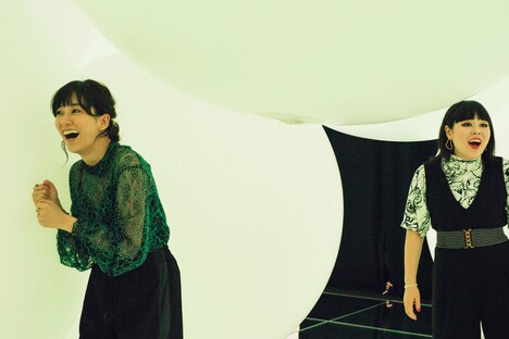 チームラボ プラネッツ TOKYO DMM.comを体験する水川あさみ(左)とブルゾンちえみ(右)。