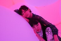 チームラボ プラネッツ TOKYO DMM.comを体験する水川あさみ（左）とブルゾンちえみ（右）。