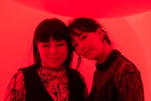 左からブルゾンちえみ、水川あさみ。