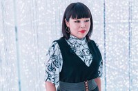 チームラボ プラネッツ TOKYO DMM.comを体験するブルゾンちえみ。