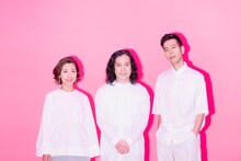 左から佐野遊穂（ハンバート ハンバート）、ピース又吉、佐藤良成（ハンバート ハンバート）。