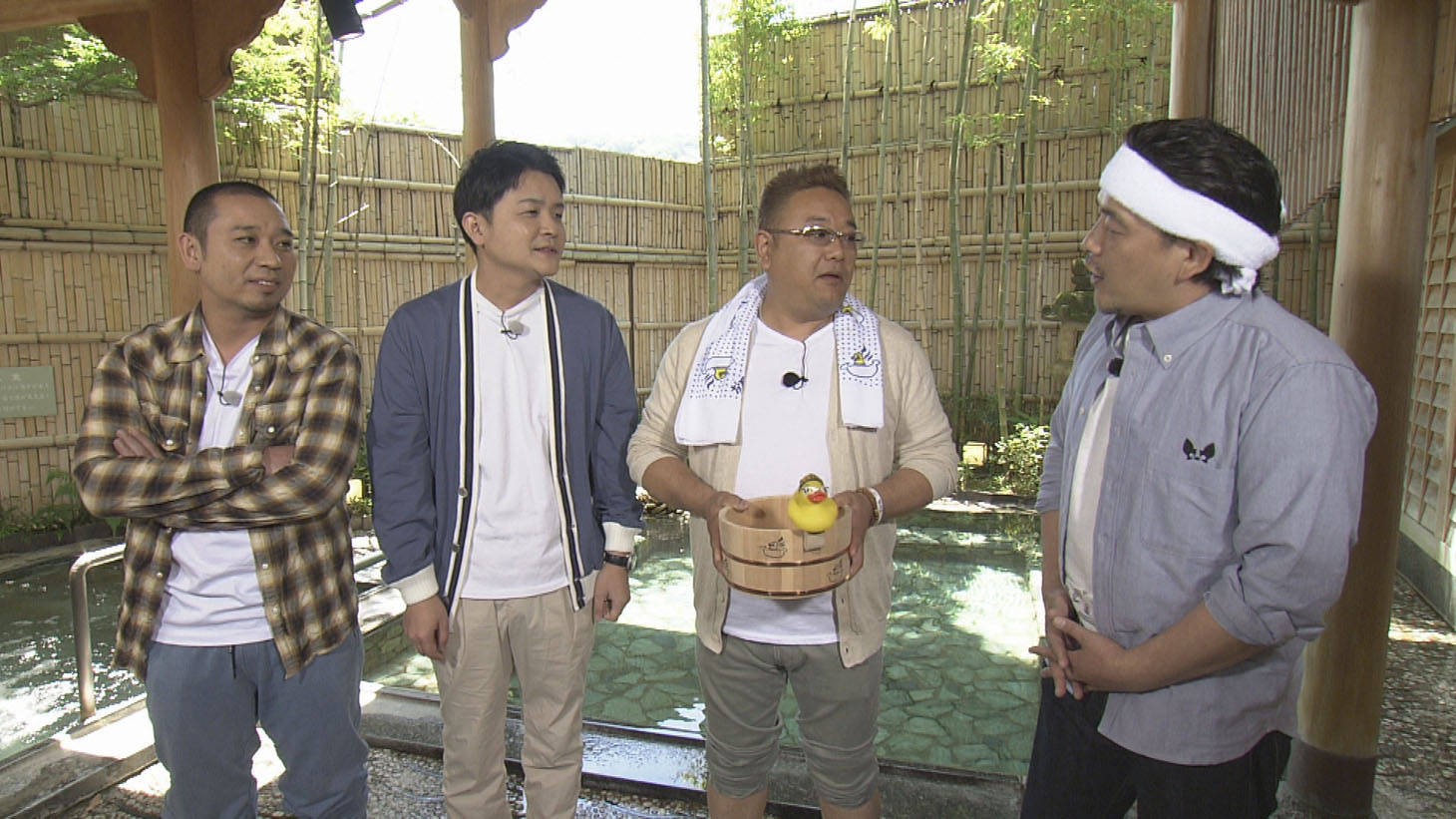 湯河原の老舗旅館の露天風呂前にて、千鳥とサンドウィッチマン。(c)NHK