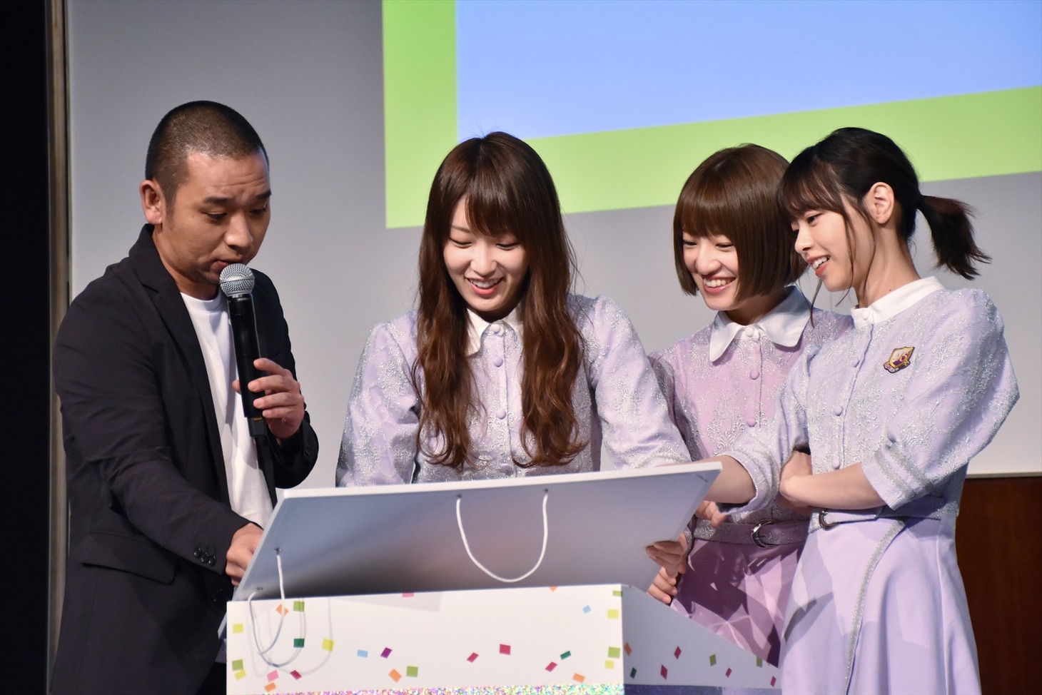 乃木坂46のメンバーと共に早押しクイズ対決に臨む、千鳥・大悟（左端）。