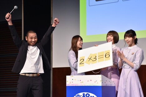 会見内で早押しクイズ対決に臨んだ千鳥・大悟（左端）。