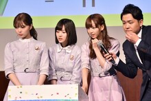 乃木坂46のメンバーと共に早押しクイズ対決に臨む、千鳥・ノブ（右端）。