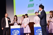 早押しクイズ対決の最中に掛け合いを見せる千鳥（手前）。