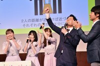 会見内で早押しクイズ対決に臨んだ千鳥ノブ（右から2人目）。