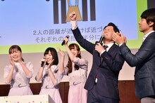 会見内で早押しクイズ対決に臨んだ千鳥ノブ（右から2人目）。