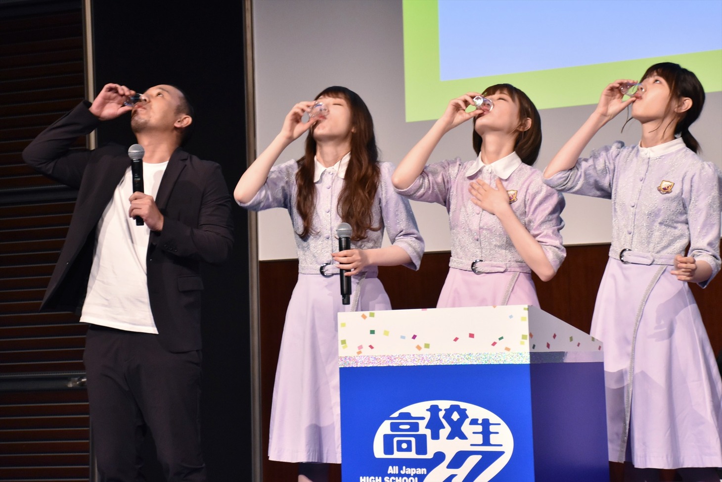 早押しクイズ対決に敗れ、罰ゲームで苦いセンブリ茶を飲む、千鳥・大悟（左端）ら。