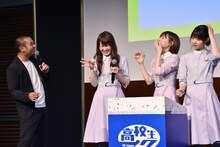 センブリ茶を飲んでリアクションする千鳥・大悟（左端）らと、平然とする西野七瀬（右端）。