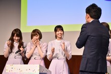センブリ茶を飲んで平然とする西野七瀬（左から3人目）に、千鳥ノブ（手前右）が「リアクションせい！」と嘆いた場面。