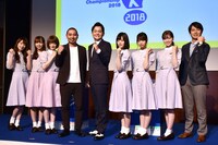 「高校生クイズ2018」の制作発表会見に出席した千鳥（中央）、乃木坂46のメンバー、桝太一日本テレビアナウンサー（右端）。