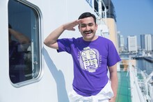 デニス植野演じるフィリピン人クルー、フリオ・メンドーサ。