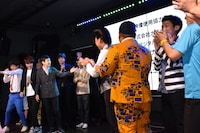 多くの芸人とタレントが登壇した会見の様子。