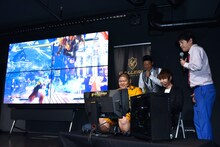 ANZEN漫才あらぽんと流れ星・瀧上による「ストリートファイターV」対決の様子。