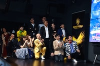 流れ星・瀧上とANZEN漫才あらぽんの対決を見守る関根勤（手前左端）ら。