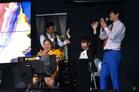 「ストリートファイターV」で流れ星・瀧上がANZEN漫才あらぽんに勝利した場面。