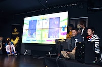 横浜ヨコハマ上仲（手前右端）と阿見201による「ぷよぷよ」対決のワンシーン。