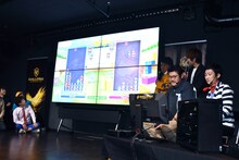 横浜ヨコハマ上仲（手前右端）と阿見201による「ぷよぷよ」対決のワンシーン。