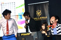 横浜ヨコハマ上仲（右端）の「ぷよぷよ」プレーに対してヤジを飛ばす流れ星ちゅうえい（左端）。