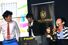 横浜ヨコハマ上仲（右端）の「ぷよぷよ」プレーに対してヤジを飛ばす流れ星ちゅうえい（左端）。