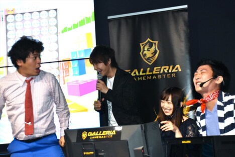 横浜ヨコハマ上仲（右端）の「ぷよぷよ」プレーに対してヤジを飛ばす流れ星ちゅうえい（左端）。