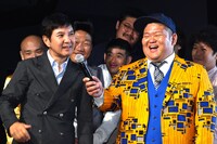 （手前左から）関根勤、ANZEN漫才あらぽん。