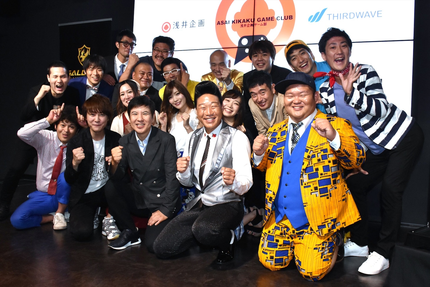 「浅井企画ゲーム部」発足会見に出席した（前列左から）流れ星、関根勤、ANZEN漫才ら浅井企画所属の芸人とタレントたち。