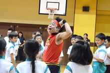 松葉小学校を訪れたサンシャイン池崎。