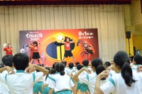 児童と一緒に踊るサンシャイン池崎。