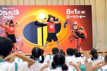 児童と一緒に踊るサンシャイン池崎。