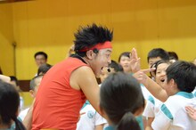 質問コーナーで「君だあー！」と指名するサンシャイン池崎。