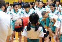 反るコツを児童に伝授するサンシャイン池崎。