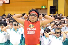 児童たちとサンシャイン池崎。