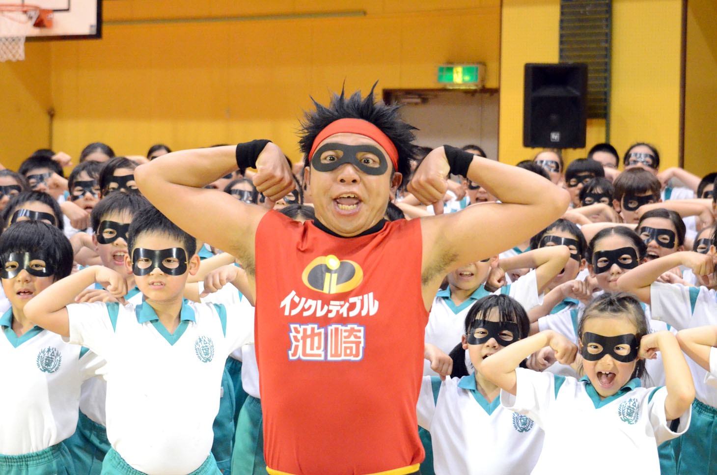 児童たちとサンシャイン池崎。