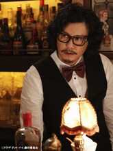 マツモトクラブはバーテンダー役で出演。