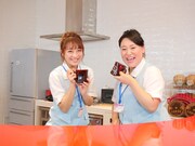 鈴木奈々（左）とフォーリンラブ・バービー（右）。(c)Yahoo!映像トピックス