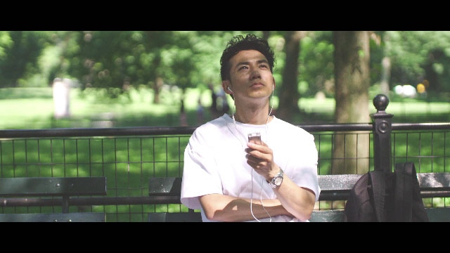 「AYABE × CHALLENGE」より、公園でくつろぐピース綾部。