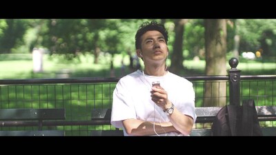 「AYABE × CHALLENGE」より、公園でくつろぐピース綾部。