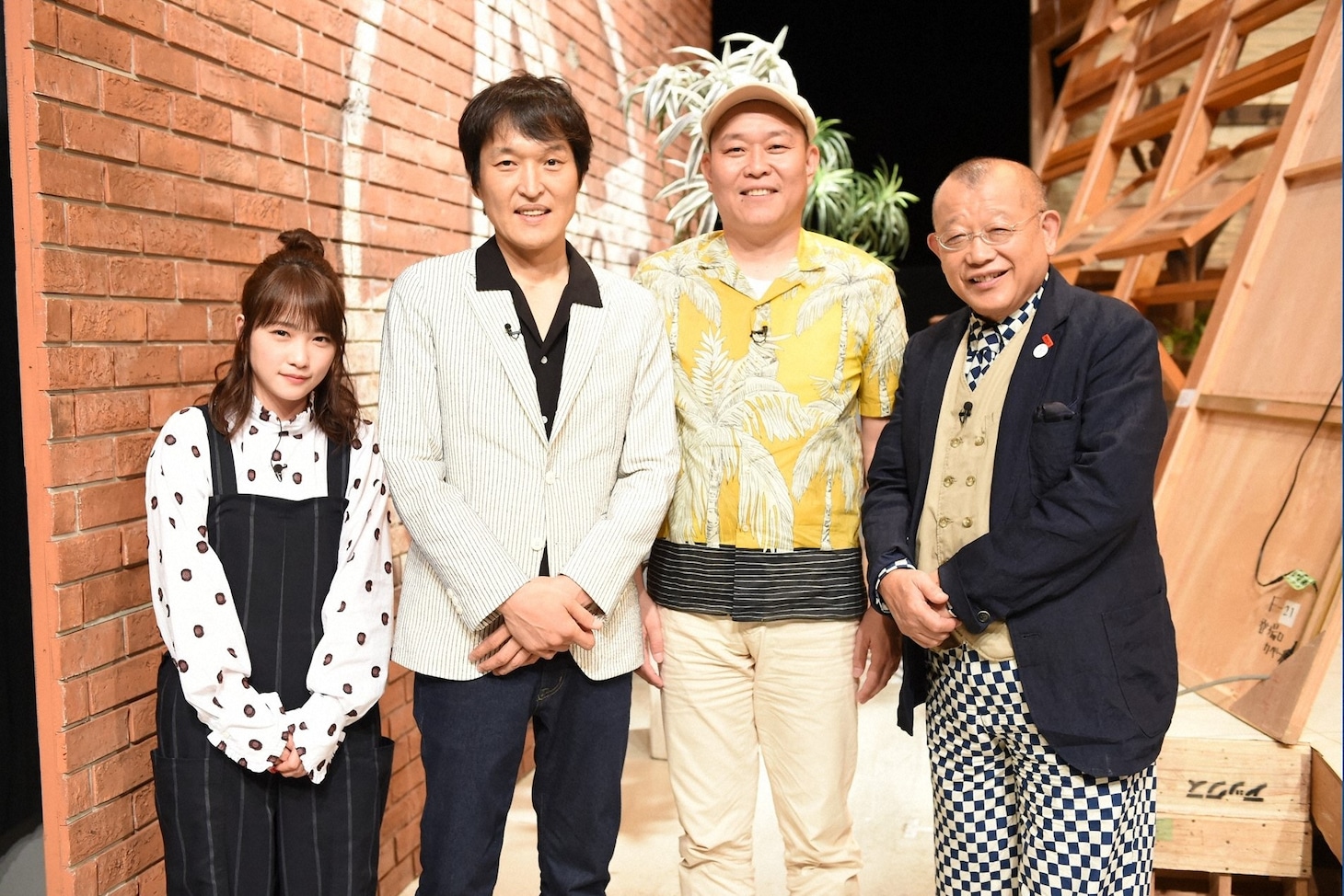 （左から）川栄李奈、千原兄弟、笑福亭鶴瓶。(c)TBS