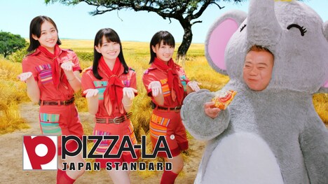 （左から）佐々木莉佳子、上國料萌衣、船木結（いずれもアンジュルム）と、出川哲朗。