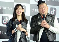 黒木麗奈（左）と野性爆弾くっきー（右）。