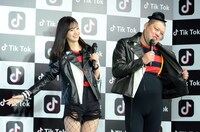 左から黒木麗奈、野性爆弾くっきー！。