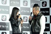 黒木麗奈（左）と笑い合う野性爆弾くっきー（右）。