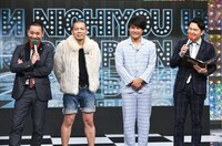 天竺鼠（中央2人）と進行役の千鳥。