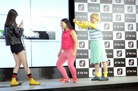 TikTok撮影バトルの様子。ガンバレルーヤはリズムに合わせてポーズ。