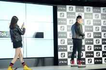 なかなかリズムに乗れない野性爆弾くっきー（右）。