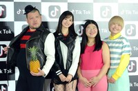 左から野性爆弾くっきー、黒木麗奈、ガンバレルーヤ。