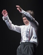 ムロツヨシ演じる「サスペンダー王子」。(c)NHK